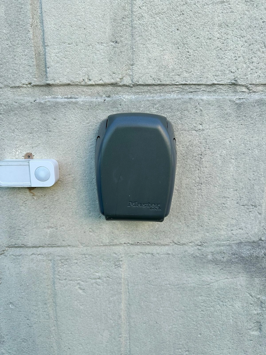 Boîte à clés installée près de la porte verte